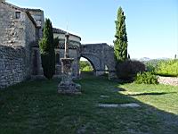 Saint-Julien-Du-Serre, Eglise romane, Calvaire (1)